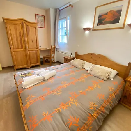 Logis Restaurant Du Bougnat Hotel