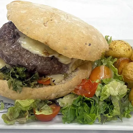 Logis Restaurant Du Bougnat מלון